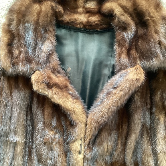WOMEN’S KNEE LENGTH MINK COAT - Picture 5 of 8